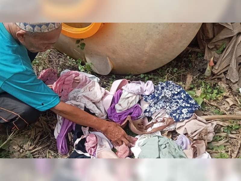 Puluhan Pakaian Dalam Wanita Ditemukan di Belakang Bangunan Eks Puskesmas Malo, Bojonegoro