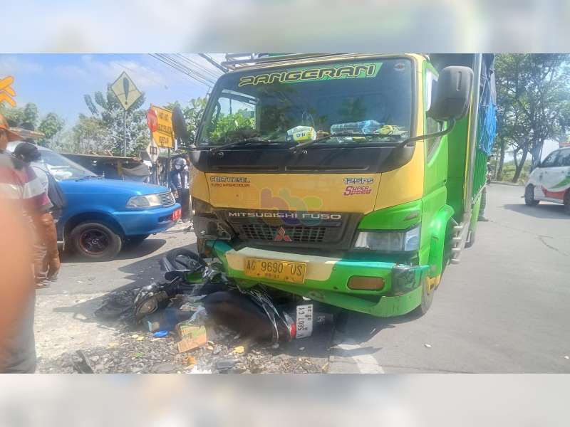 Truk Tabrak Motor di Kalitidu, Bojonegoro, Seorang Pemotor asal Blora Dilarikan ke Rumah Sakit