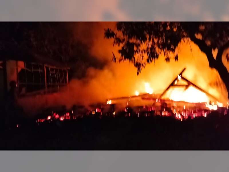 Diduga Akibat ‘Bediang’, Rumah Warga Dander, Bojonegoro Hangus Terbakar
