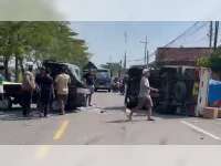 2 Pikap dan Satu Motor Terlibat Kecelakaan Beruntun di Balen, Bojonegoro, 5 Orang Luka-Luka