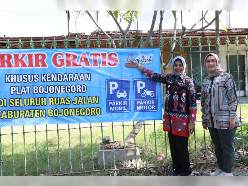 Dishub Bareng Wabup Bojonegoro Pasang Banner Parkir Gratis di Jalan Protokol