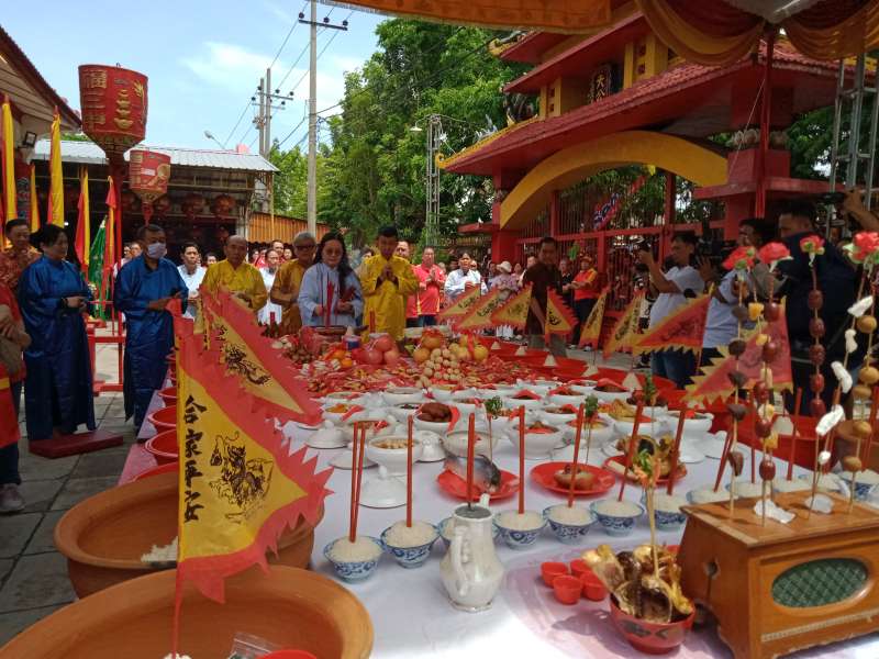 Sembahyang Rebutan Umat Tri Dharma Bojonegoro Diserbu Ratusan Warga