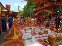 Sembahyang Rebutan Umat Tri Dharma Bojonegoro Diserbu Ratusan Warga