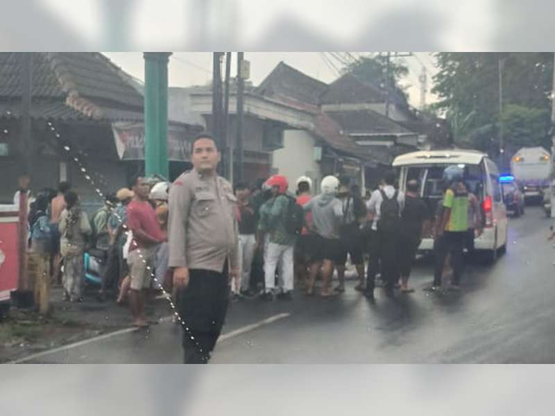 Jatuh dan Tertabrak Truk, Pemotor di Kapas, Bojonegoro Dilarikan ke Rumah Sakit