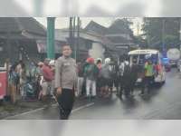 Jatuh dan Tertabrak Truk, Pemotor di Kapas, Bojonegoro Dilarikan ke Rumah Sakit