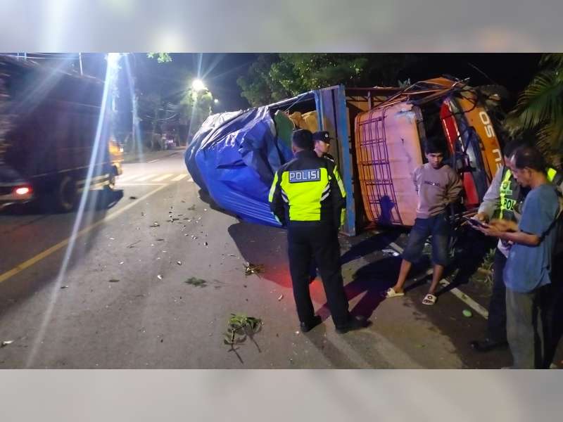 Diduga Pengemudi Mengantuk, Truk Bermuatan Tembakau di Kapas, Bojonegoro Terguling