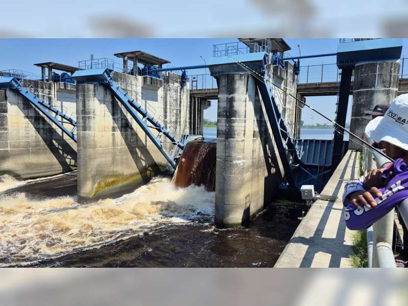 Diduga Tercemar, Sungai Bengawan Solo di Bendung Gerak Bojonegoro Tampak Menghitam
