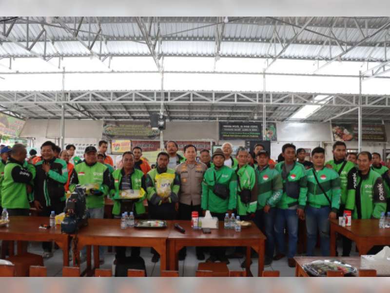 Kapolres Bojonegoro Pererat Hubungan dengan Komunitas Ojol melalui Silaturahmi dan Bantuan