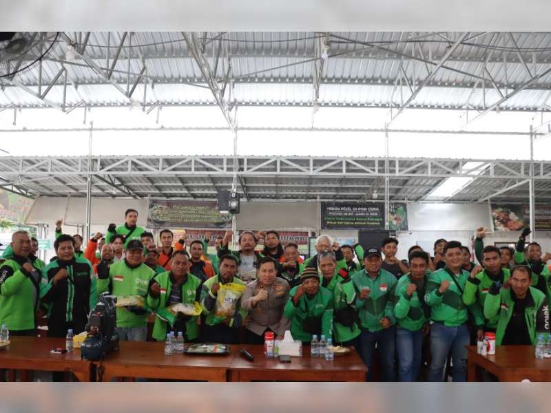 Kapolres Bojonegoro Jalin Silaturahmi dan Berikan Bantuan kepada Komunitas Ojol