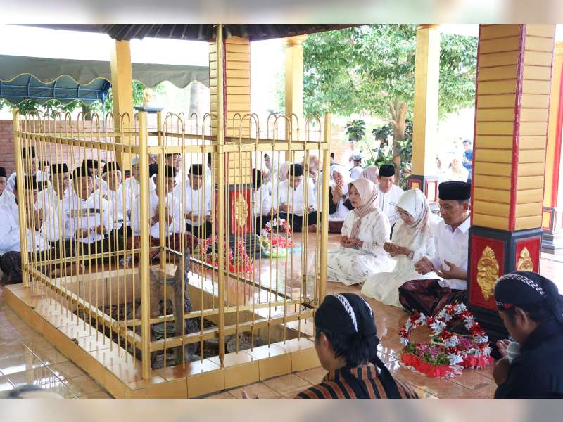 Ziarah Leluhur Bojonegoro, Rombongan Bupati Wahono Serahkan Bansos untuk Keluarga Kurang Mampu