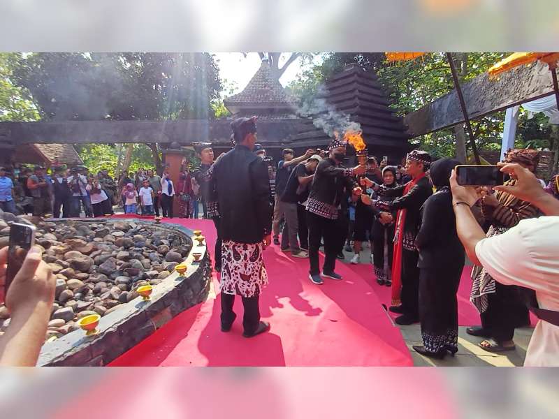 Prosesi Pengambilan Api Abadi Awali Puncak Peringatan Hari Jadi Bojonegoro Ke-348