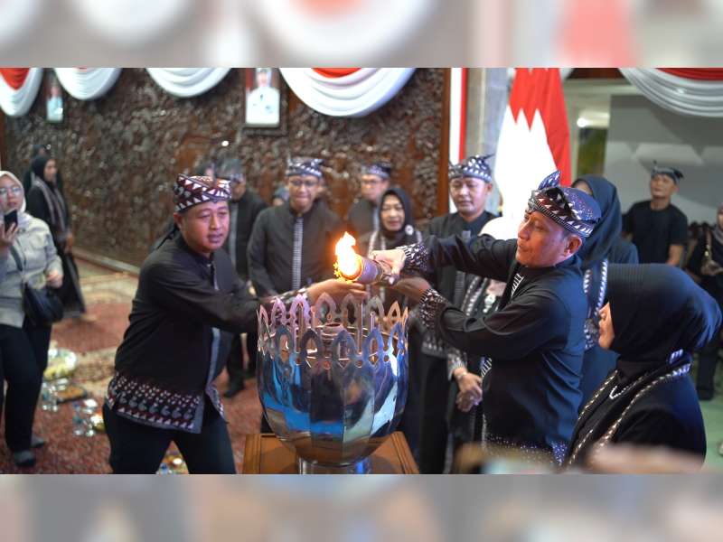 Bupati dan Wakil Bupati Pimpin Penyemayaman Api Abadi di Pendopo Malowopati Pemkab Bojonegoro