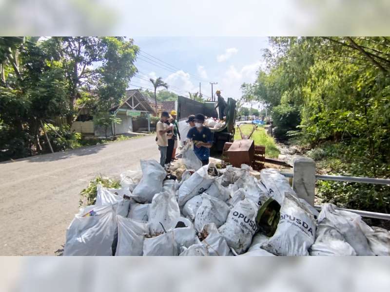WCD Bojonegoro Gelar “Aksi Resik Jembatan” dan Tanam 100 Pohon