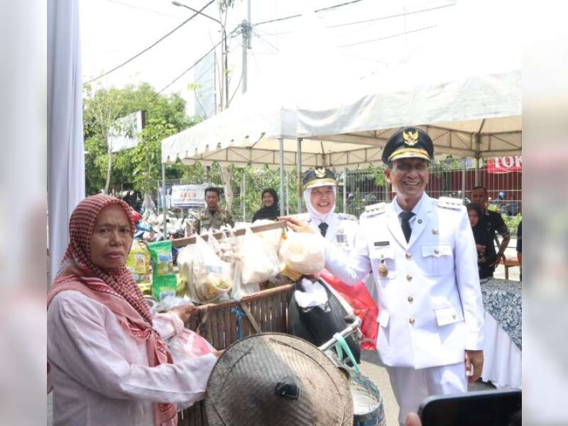 Pemkab Bojonegoro Salurkan Bantuan untuk 206 Pedagang Keliling dalam Rangka HJB ke-348