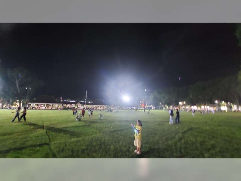 Menikmati Malam Ceria Bersama Keluarga di Alun-Alun Bojonegoro