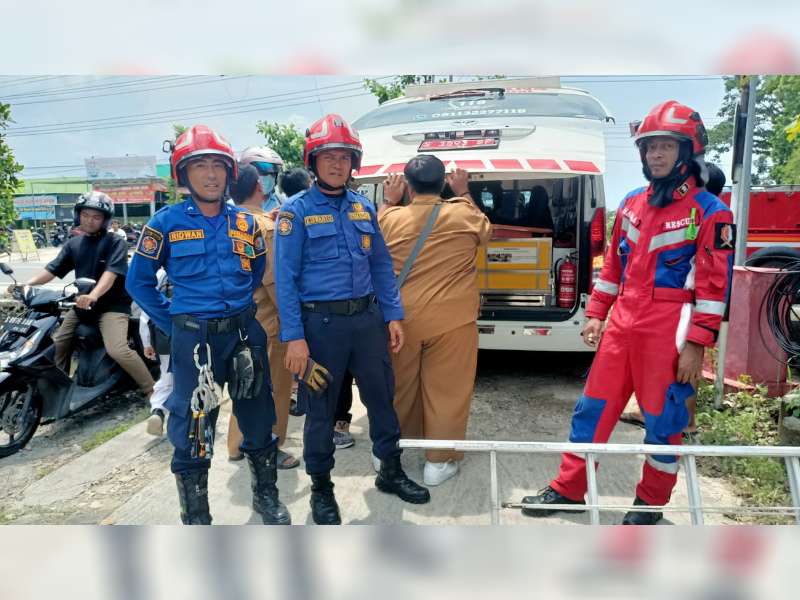 Dinas Damkar Bojonegoro Evakuasi Warga Dander yang Pingsan di Atas Atap Rumah
