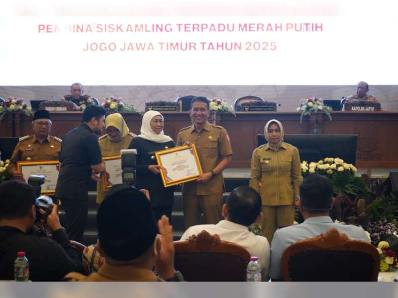 Bupati Bojonegoro dan Lurah Kepatihan Raih Penghargaan Lomba Siskamling Pemprov Jatim