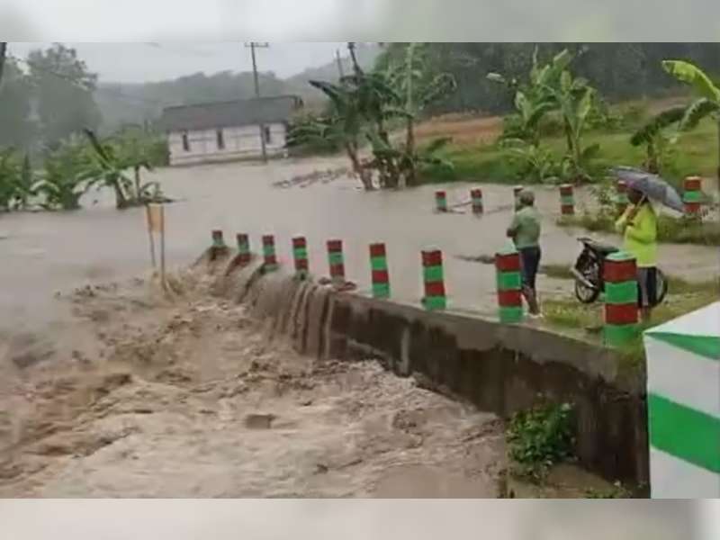 Sungai Soko Meluap Dihantam Hujan Deras, Jalan dan TPT Jembatan Rusak