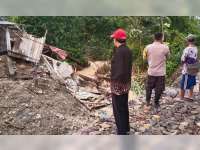 Longsor Tergerus Arus Sungai Celebung Rumah Warga di Bubulan Bojonegoro