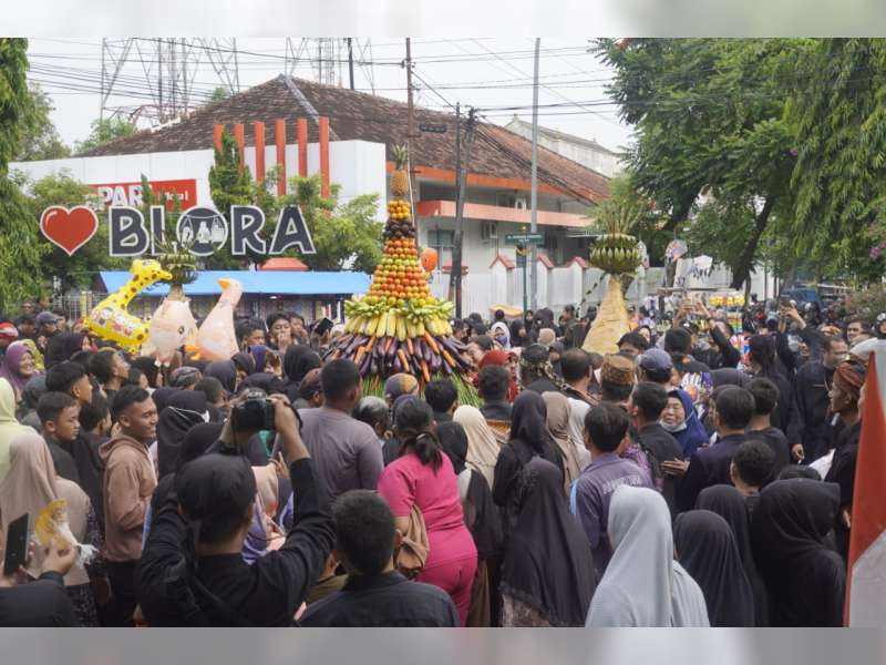 Ratusan Gunungan Ludes Diserbu Warga dalam Grebeg Syukuran Hari Jadi Blora ke-276