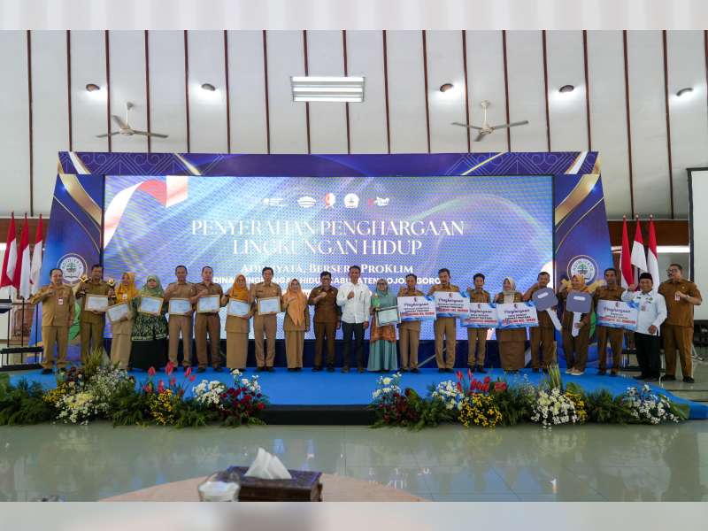 Pemkab Bojonegoro Serahkan Penghargaan untuk Pemerhati Lingkungan dari Sekolah dan Desa
