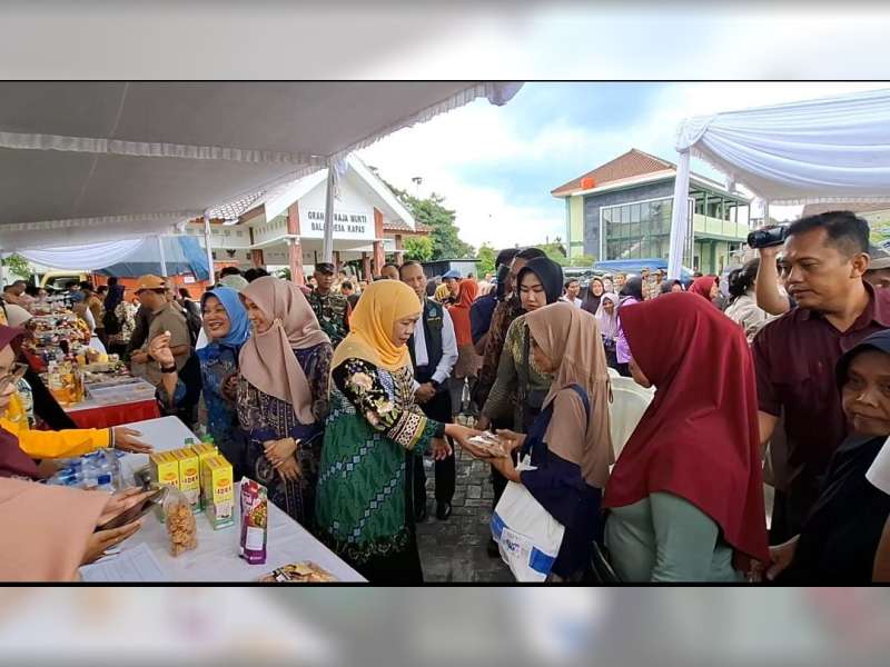 Gubernur Jatim, Khofifah Indar Parawansa Hadiri Pasar Murah di Kapas, Bojonegoro