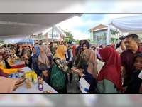 Gubernur Jatim, Khofifah Indar Parawansa Hadiri Pasar Murah di Kapas, Bojonegoro