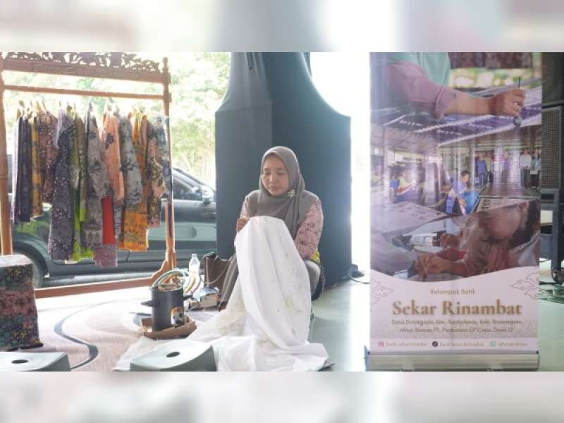 Tri Astutik dan Rumah Batik Sekar Rinambat Ciptakan Berbagai Motif Lokal