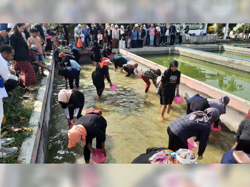 Serunya Para Ibu Bojonegoro Rayakan Hari Ibu dengan Lomba Tangkap Ikan