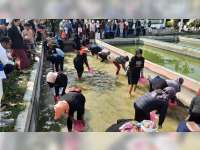 Serunya Para Ibu Bojonegoro Rayakan Hari Ibu dengan Lomba Tangkap Ikan