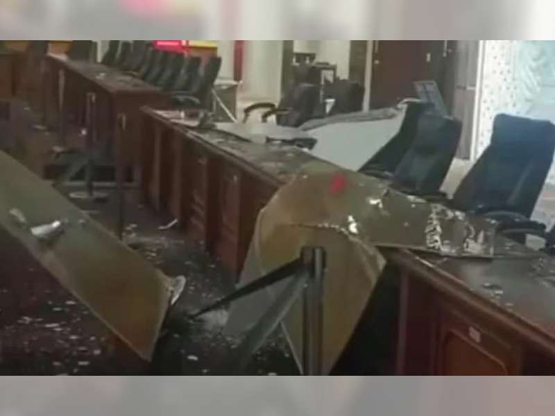 Atap Gedung DPRD Bojonegoro Ambrol Diterjang Hujan Deras