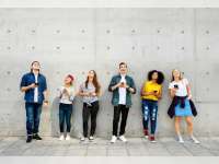 Ragam Fashion Gen Z 2025, dari Siluet Dramatis hingga Power Suit