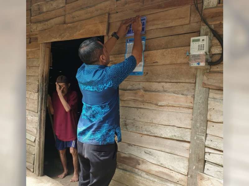 Pemkab Bojonegoro Pasang Stiker di Rumah Keluarga Miskin Penerima Bansos
