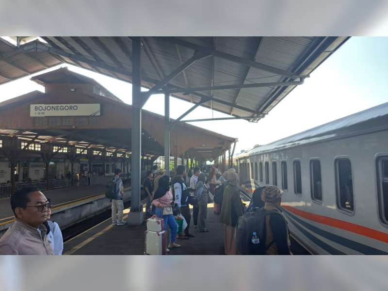 Penumpang Kereta Api di Stasiun Bojonegoro Masih Tinggi Jelang Akhir Libur Nataru 2025/2026