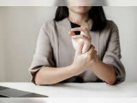 7 Cara Mengatasi Kesemutan di Tangan Paling Ampuh, Menurut Alodokter