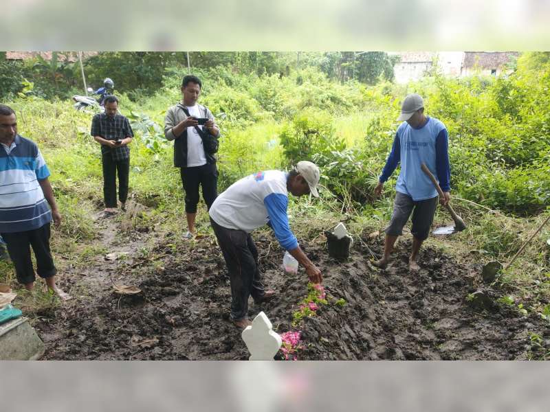 Jenazah Warga Sumatera yang Meninggal Tertabrak Kereta Api, Dimakamkan di Bojonegoro