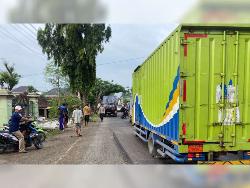 Hindari Jalan Berlubang, Terjatuh, lalu Tertabrak Truk, Pemotor di Baureno, Bojonegoro Luka Berat