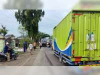 Hindari Jalan Berlubang, Terjatuh, lalu Tertabrak Truk, Pemotor di Baureno, Bojonegoro Luka Berat