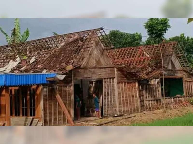 Angin Kencang Terjang 2 Desa di Tambakrejo, Bojonegoro, Belasan Rumah Warga Rusak