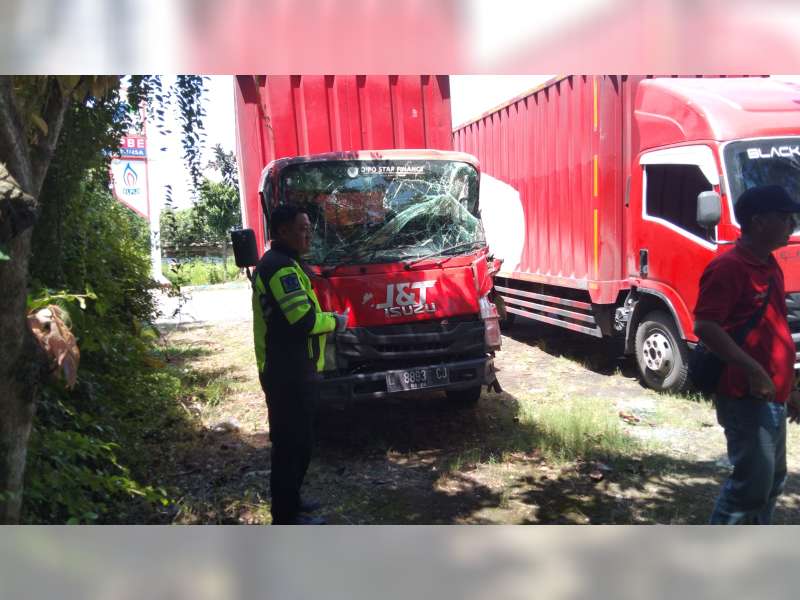 2 Truk 'Adu Banteng' di Sumberrejo, Bojonegoro