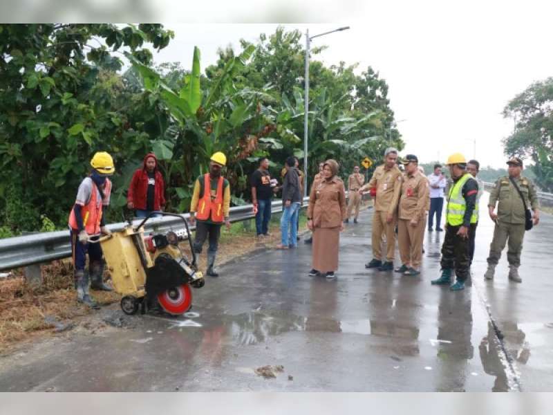 Wakil Bupati Bojonegoro Tinjau Pemasangan Portal Jalan Jembatan TBB