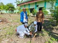 KUA Ngasem Bojonegoro Terapkan Ekoteologi, Wajibkan Pengantin Baru Tanam Pohon