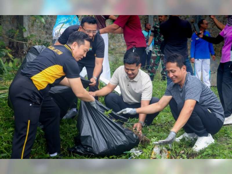 Dipimpin Bupati Wahono, Pemkab Bojonegoro Gelar Bersih-Bersih Serentak Wujudkan Lingkungan ASRI