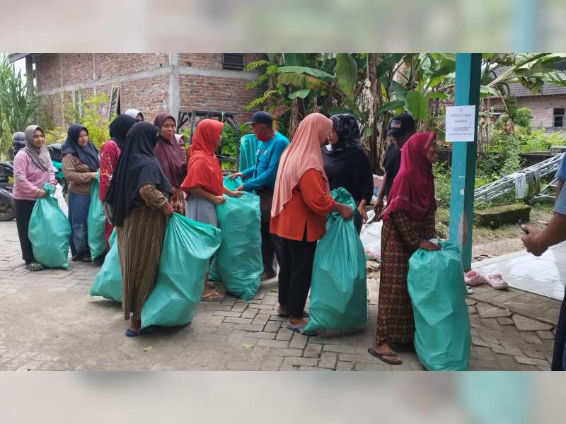 Warga Desa Trucuk, Bojonegoro, Ikuti Praktik Pengelolaan Sampah