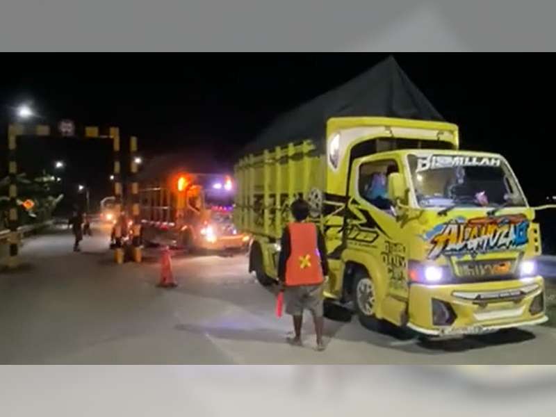 Sejumlah Sopir Truk Diduga Dimintai Uang saat Melintas di Portal Jembatan TBB, Ngraho, Bojonegoro