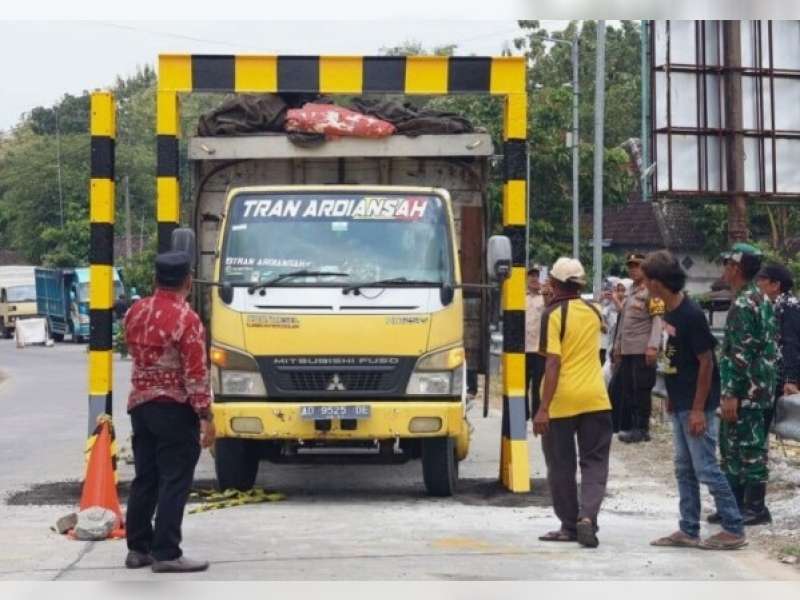 Tegaskan Bebas Pungutan di Jembatan TBB Ngraho, Pemkab Bojonegoro Pasang Portal  Demi Lindungi Aset
