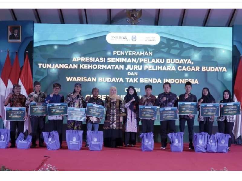 Gubernur Khofifah Salurkan Apresiasi untuk Seniman dan Juru Pelihara Cagar Budaya di Malang