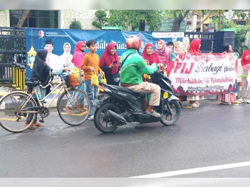 FIJ Bojonegoro dan Pemkab Bagikan Takjil Gratis dan Santunan Anak Yatim