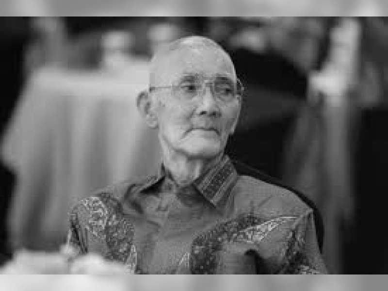 Wapres RI ke-6 Try Sutrisno Wafat, Gubernur Khofifah Serukan Warga Jatim Kibarkan Bendera Setengah Tiang