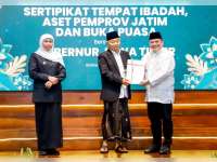 Gubernur dan BPN Jatim serahkan 444 Sertifikat Aset Pemprov dan Tempat Ibadah